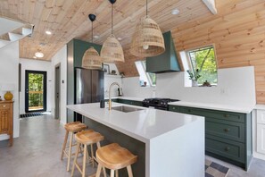 Fridge, oven, stovetop, dishwasher - Sauna + Hot Tub + Lake, Off-Grid A‑Frame Retreat (Gravenhurst)