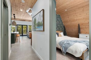 Desk, travel cot, WiFi, bed sheets - Sauna + Hot Tub + Lake, Off-Grid A‑Frame Retreat (Gravenhurst)