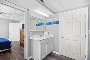 WiFi, bed sheets, wheelchair access - Sol (Down Stairs Only) (North Myrtle Beach)