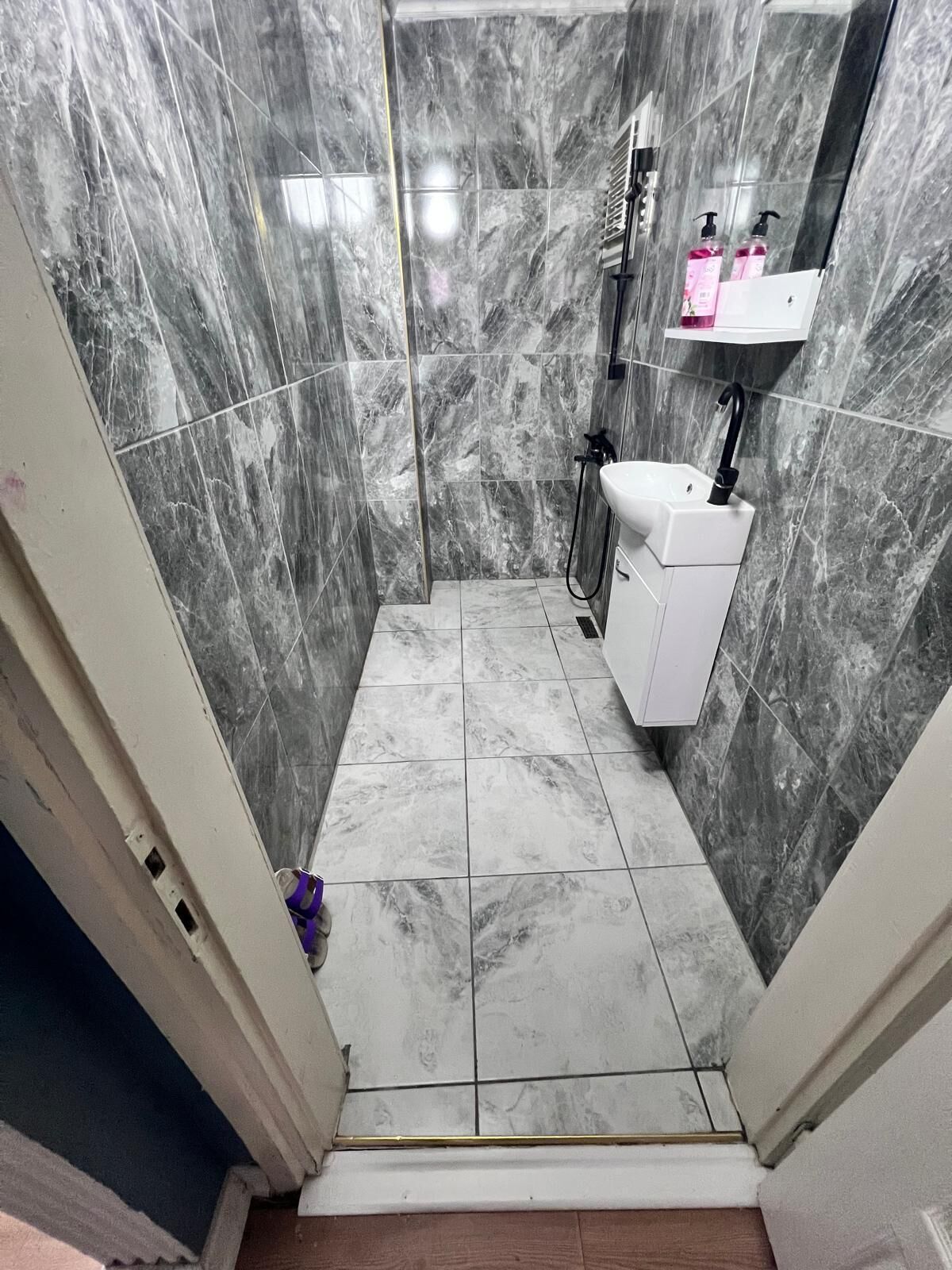 Standardlejlighed - byudsigt | Badeværelse | Hårtørrer, hjemmesko, håndklæder, Sæbe