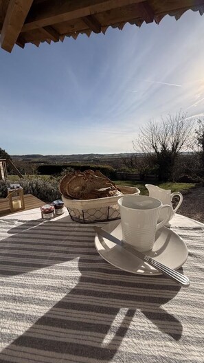 Outdoor dining - Gîtes de France® - Le P'tit Chêne (SAINT PAUL FLAUGNAC)