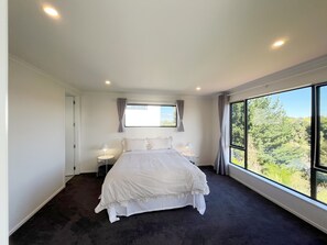 4 bedrooms, iron/ironing board, WiFi, bed sheets - Riverview Sunset Getaway - 4 bedroom 2.5 bathroom and stunning view (Hamilton)