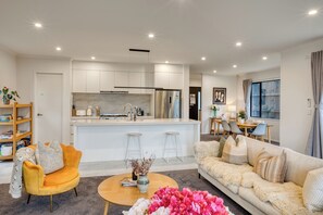 Living area - Riverview Sunset Getaway - 4 bedroom 2.5 bathroom and stunning view (Hamilton)