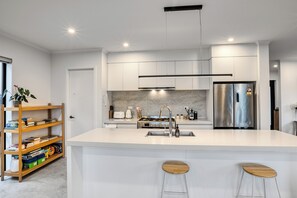 Private kitchen - Riverview Sunset Getaway - 4 bedroom 2.5 bathroom and stunning view (Hamilton)