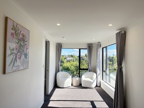 Riverview Sunset Getaway - 4 bedroom 2.5 bathroom and stunning view
