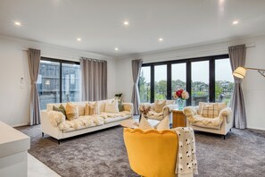 Living area - Riverview Sunset Getaway - 4 bedroom 2.5 bathroom and stunning view (Hamilton)