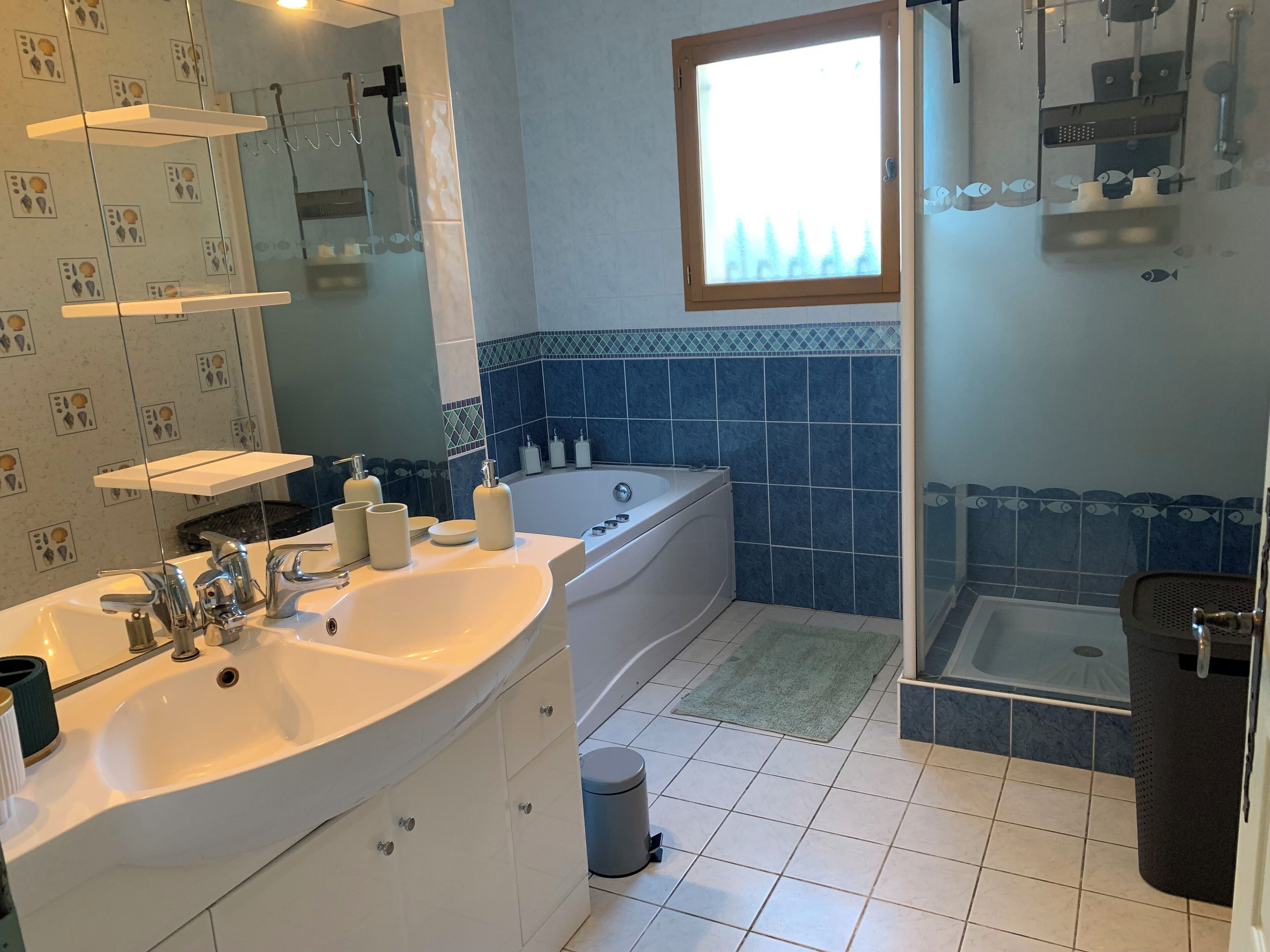 Boblebadekar, hårtørrer, håndklæder, Toiletpapir