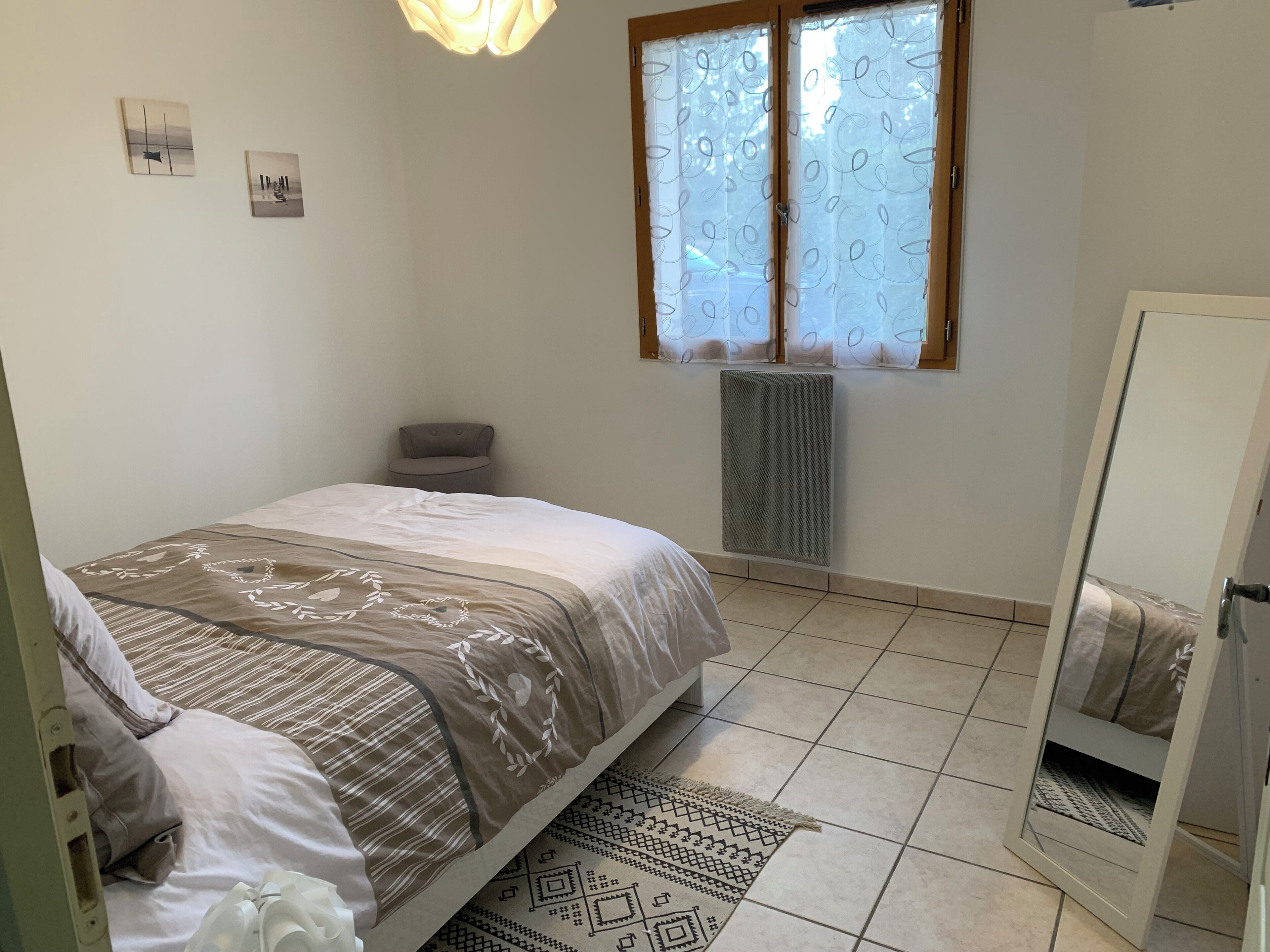 3 chambres, fer et planche à repasser, Wi-Fi, draps fournis