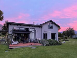 Exterior - Bee Wild Garden Sanctuary - Private Oasis - Entire home in Glenorchy, NZ (Glenorchy)