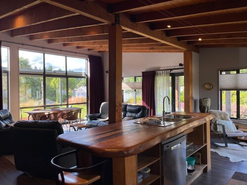 Bee Wild Garden Sanctuary - Private Oasis - Entire home in Glenorchy, NZ