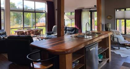 Bee Wild Garden Sanctuary - Private Oasis - Entire home in Glenorchy, NZ