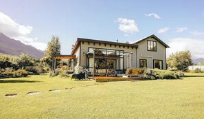 Terrace/patio - Bee Wild Garden Sanctuary - Private Oasis - Entire home in Glenorchy, NZ (Glenorchy)