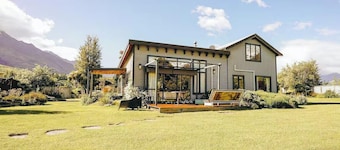 Bee Wild Garden Sanctuary - Private Oasis - Entire home in Glenorchy, NZ