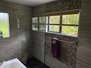 Hair dryer, towels, soap, toilet paper - Bee Wild Garden Sanctuary - Private Oasis - Entire home in Glenorchy, NZ (Glenorchy)