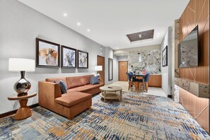 Deluxe Room, City View | Living area - Hollywood Casino Columbus (Columbus)