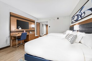 Deluxe-huone | Tallelokero huoneessa, työp öytä