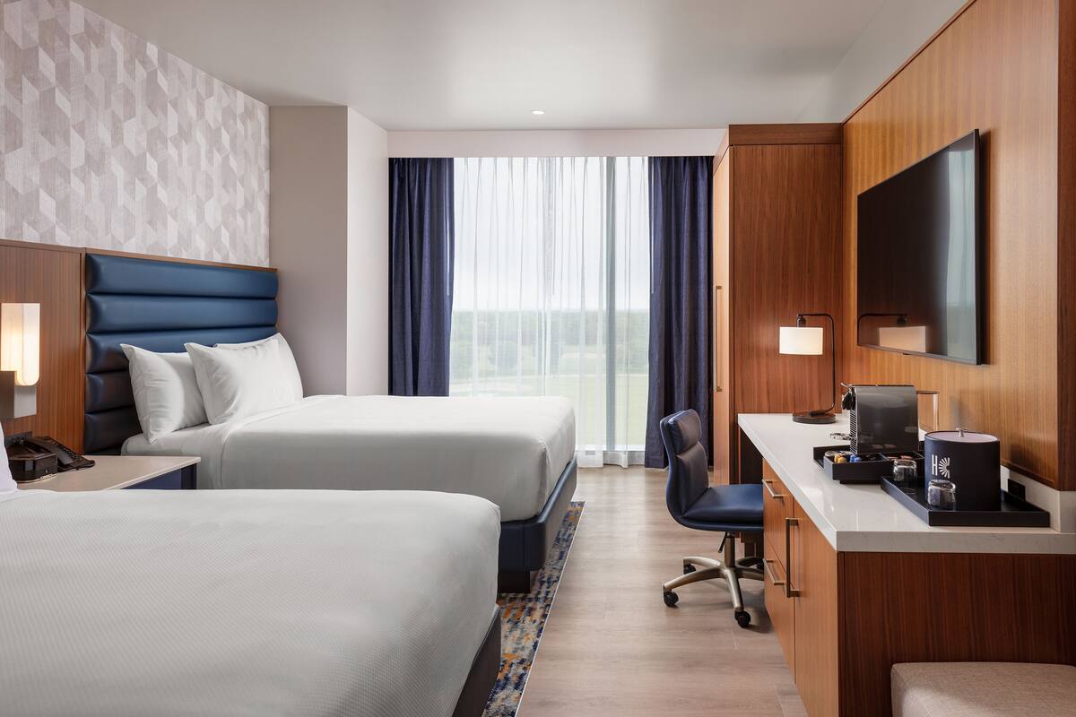 Deluxe kamer, 2 queensize bedden, uitzicht op de stad | Lakens van Egyptisch katoen, luxe beddengoed, pillowtop-bedden