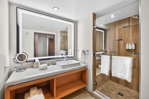 Shower, hair dryer, soap, shampoo - Hollywood Casino Columbus (Columbus)