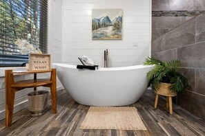 Een haardroger, een bidet, handdoeken, zeep