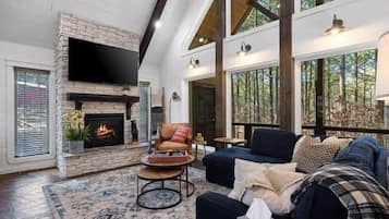 Een televisie en een open haard