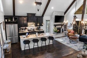 Fridge, microwave, oven, stovetop - Hochatown Luxury Cabin: Hot Tub, EV Charger, Games (Hochatown)