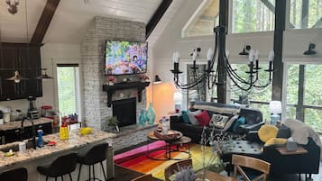 Smart-TV, Kamin, Videospiele, Bücher