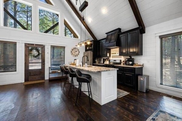 Fridge, microwave, oven, stovetop - Hochatown Luxury Cabin: Hot Tub, EV Charger, Games (Hochatown)