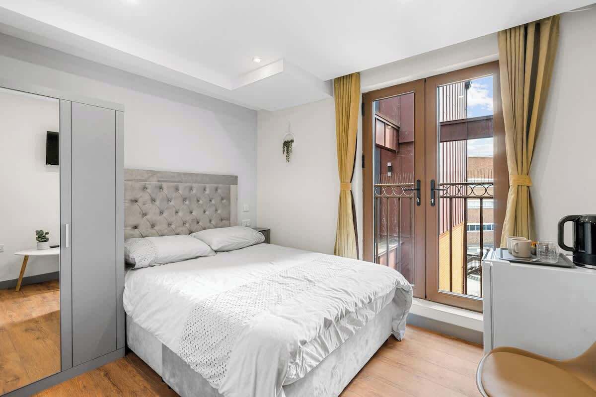 1 habitación, tabla de planchar con plancha, wifi y ropa de cama 
