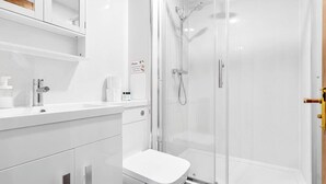 A modern bathroom with a shower, toilet, and sink. - Stylish Ensuite Double Room Near Ilford Station (Ilford)