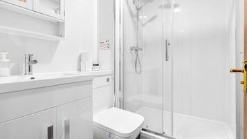 Suihku, hiustenkuivaaja, pyyhkeet, saippua