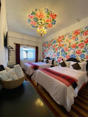 In-room safe, desk, laptop workspace, soundproofing - Casona Dorada Hotel (Cusco)