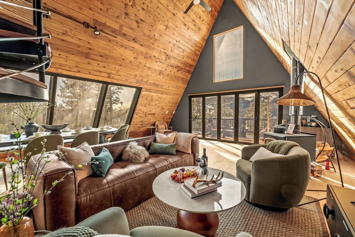 Una televisión, una chimenea