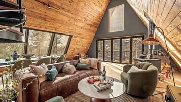 Una televisión, una chimenea