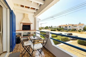 Outdoor dining - Casa dos Rosa Cottage (Lagos)
