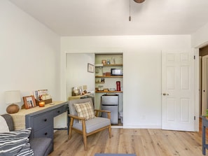 Interior - Fully private cheerful 475 square foot studio with central AC/Heating (Camarillo)