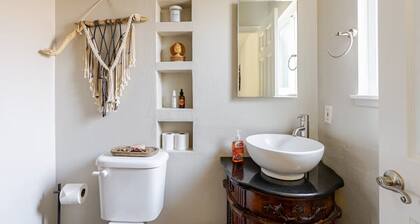 Fully private cheerful 475 square foot studio with central AC/Heating