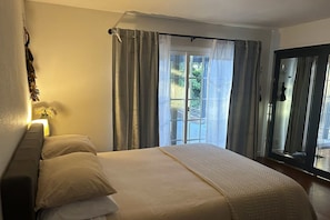 1 bedroom, desk, WiFi, bed sheets