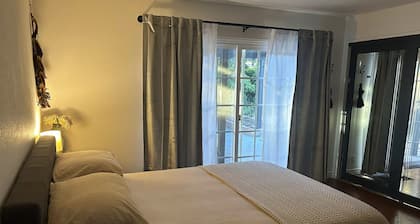 Fully private cheerful 475 square foot studio with central AC/Heating