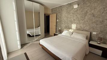 Tabla de planchar con plancha, wifi y ropa de cama