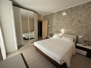 Tabla de planchar con plancha, wifi y ropa de cama 