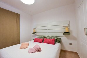 WiFi, bed sheets - Book Jet OASIS DUNAS Suite -apartments (Corralejo)