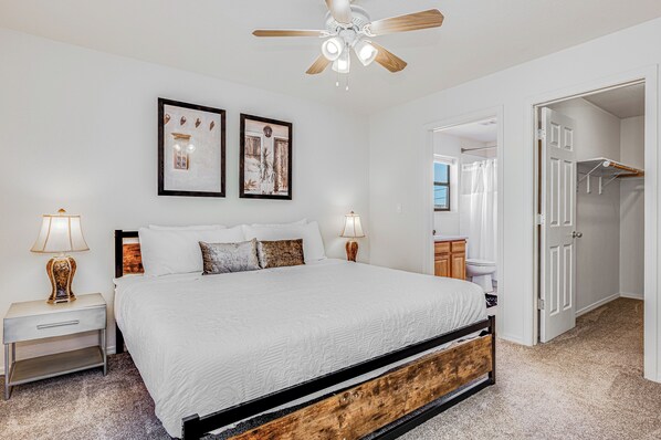 Silitysrauta/-lauta, Wi-Fi, vuodevaatteet