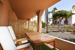 Outdoor dining - Book Jet OASIS DUNAS Suite -apartments (Corralejo)