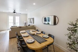 Dining - Dog Friendly, Pool, PickleBall, xBox close to Zion National Park (Washington)