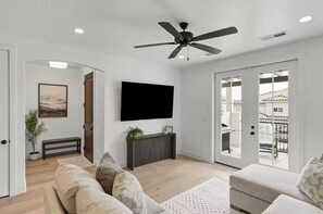Living area - Dog Friendly, Pool, PickleBall, xBox close to Zion National Park (Washington)