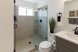 Douche, sèche-cheveux, serviettes fournies, savon