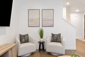 Interior - All Dates Available DogFriendly- DiscountPricing! (Washington)
