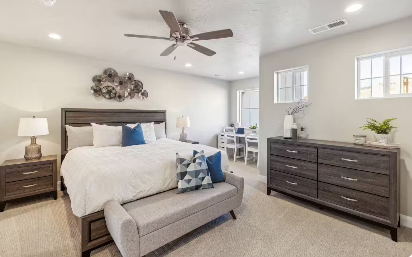 3 habitaciones, tabla de planchar con plancha, wifi y ropa de cama 