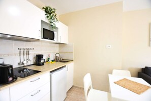Coffee/tea maker, fridge, microwave, oven - Book Jet - Arena Alisios Apartment Pool & wifi (Corralejo)