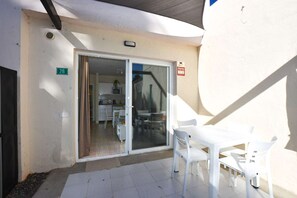 Outdoor dining - Book Jet - Arena Alisios Apartment Pool & wifi (Corralejo)